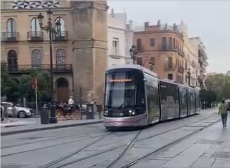 Cum arată tramvaiul din Sevilla care a fost colantat cu peisaje din România. Darău: "Vrem să-i determinăm pe oameni să vină în România" 1108282
