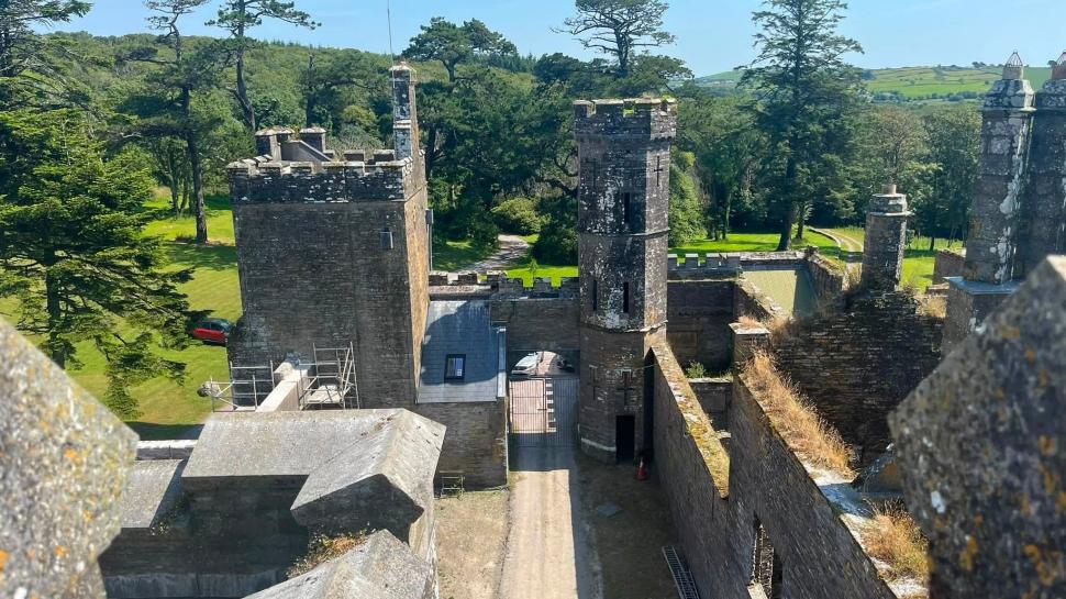 Din 2004, un pensionar american a cheltuit 20.000.000 € pentru a restaura castelul familiei din Irlanda. După 22 de ani, încă nu e gata 1108350