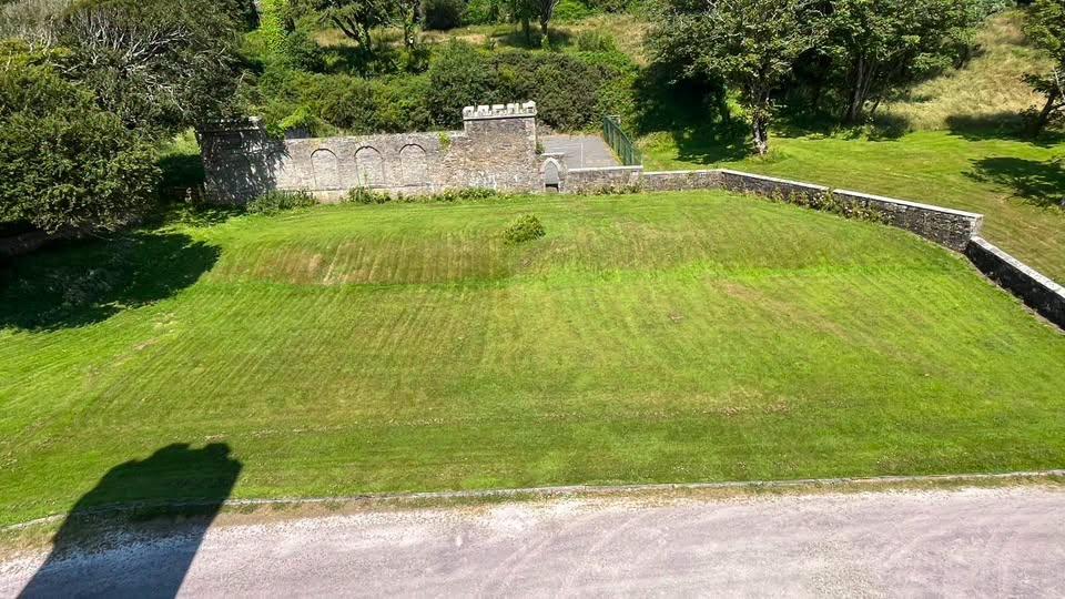 Din 2004, un pensionar american a cheltuit 20.000.000 € pentru a restaura castelul familiei din Irlanda. După 22 de ani, încă nu e gata 1108351