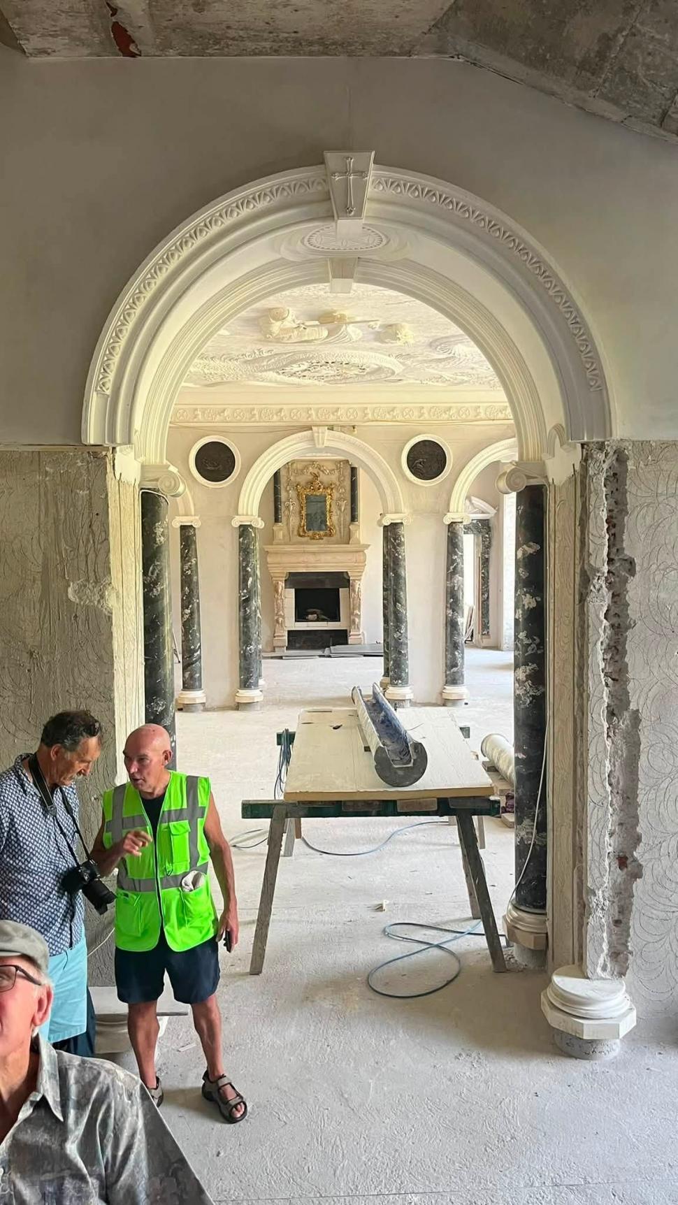 Din 2004, un pensionar american a cheltuit 20.000.000 € pentru a restaura castelul familiei din Irlanda. După 22 de ani, încă nu e gata 1108354
