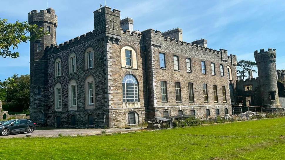 Din 2004, un pensionar american a cheltuit 20.000.000 € pentru a restaura castelul familiei din Irlanda. După 22 de ani, încă nu e gata 1108356