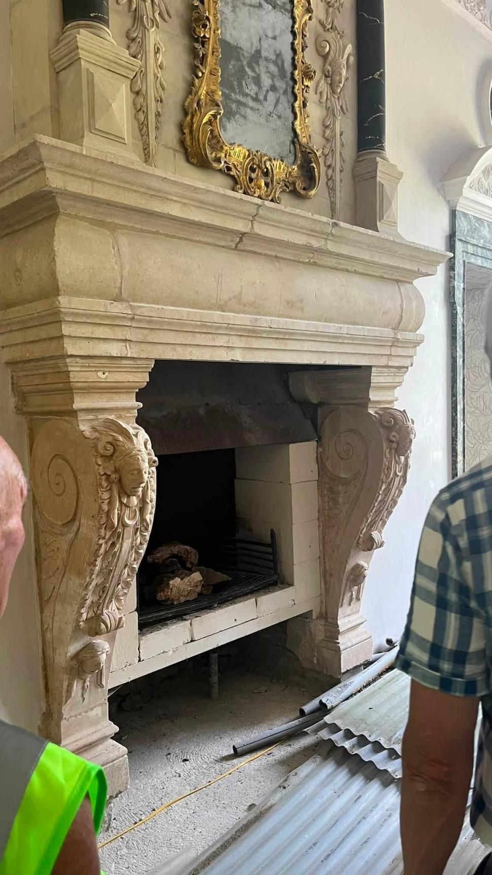 Din 2004, un pensionar american a cheltuit 20.000.000 € pentru a restaura castelul familiei din Irlanda. După 22 de ani, încă nu e gata 1108360
