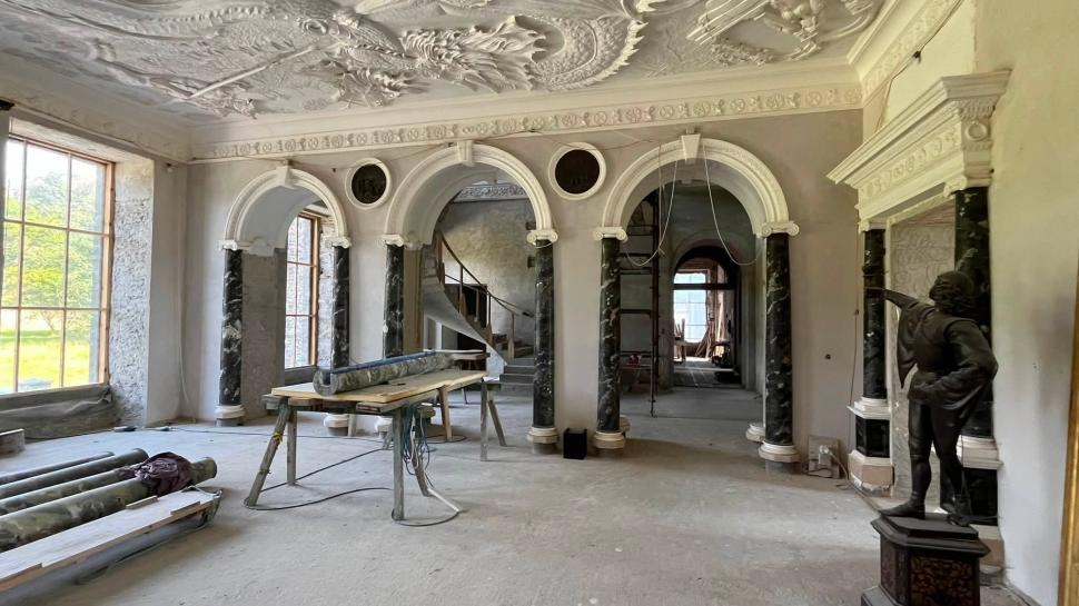 Din 2004, un pensionar american a cheltuit 20.000.000 € pentru a restaura castelul familiei din Irlanda. După 22 de ani, încă nu e gata 1108361