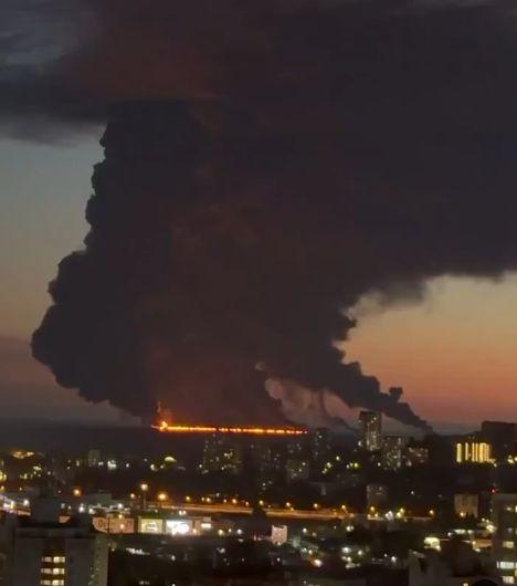 Flăcări uriașe la Marea Neagră: Arde un petrolier din „flota fantomă” a Rusiei, lângă Soci, după ce ar fi fost lovit de drone 1108567