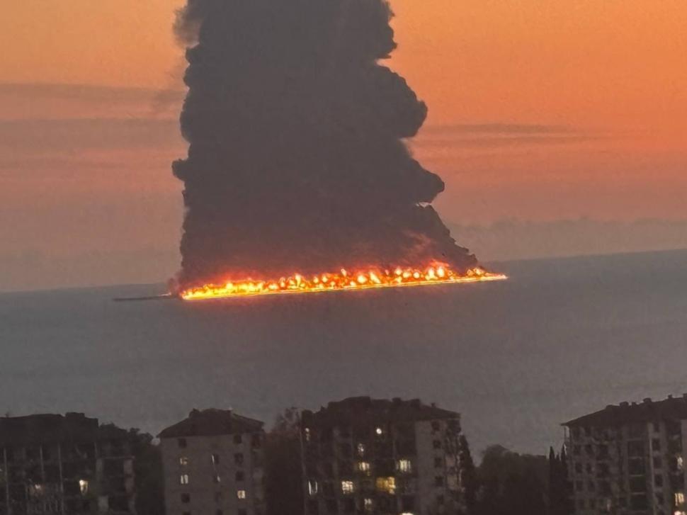 Flăcări uriașe la Marea Neagră: Arde un petrolier din „flota fantomă” a Rusiei, lângă Soci, după ce ar fi fost lovit de drone 1108569
