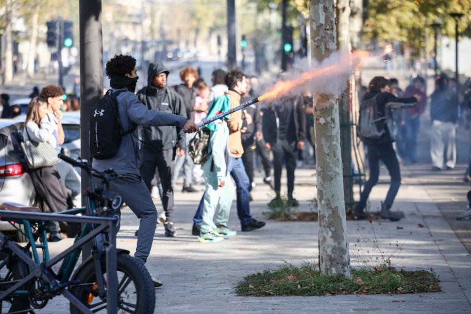 Furia elevilor de liceu din Franța. Proteste de amploare azi în Paris și în alte orașe, după săptămâna cu violențe și arestări în masă 1108176