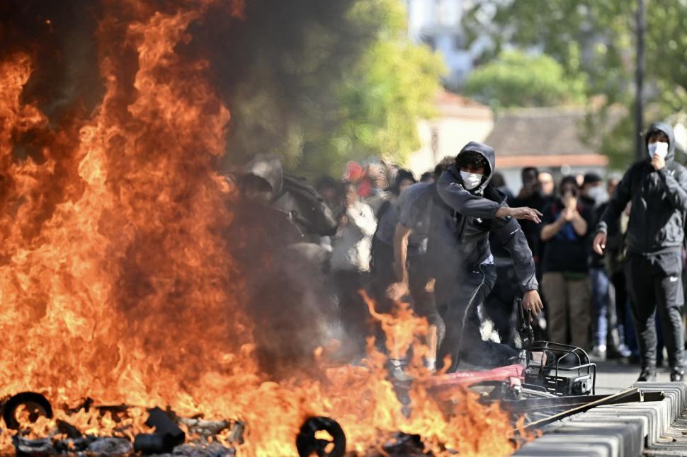 Furia elevilor de liceu din Franța. Proteste de amploare azi în Paris și în alte orașe, după săptămâna cu violențe și arestări în masă 1108189