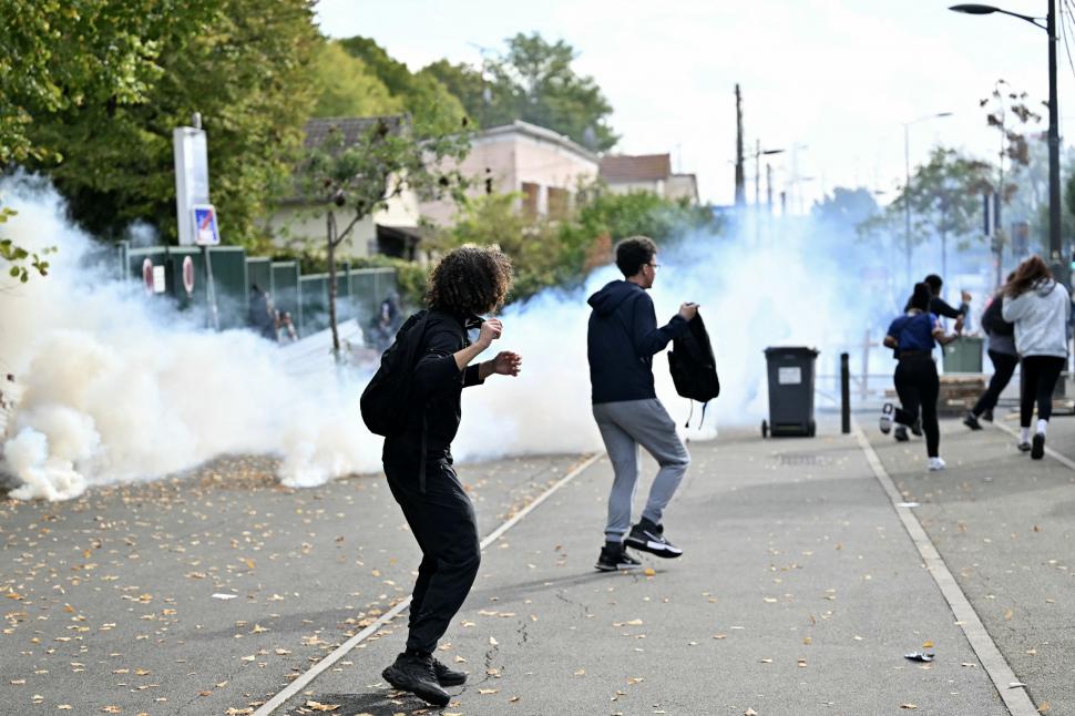 Furia elevilor de liceu din Franța. Proteste de amploare azi în Paris și în alte orașe, după săptămâna cu violențe și arestări în masă 1108190