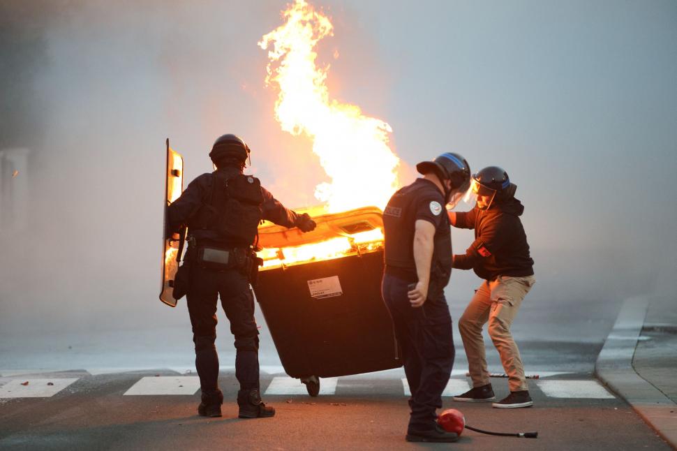 Alertă de gradul zero în Franța. Protestatarii s-au îmbrâncit cu jandarmii la Paris. La Lyon, au aruncat cu proiectile în polițiști 1108363