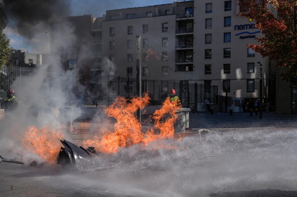 Alertă de gradul zero în Franța. Protestatarii s-au îmbrâncit cu jandarmii la Paris. La Lyon, au aruncat cu proiectile în polițiști 1108364