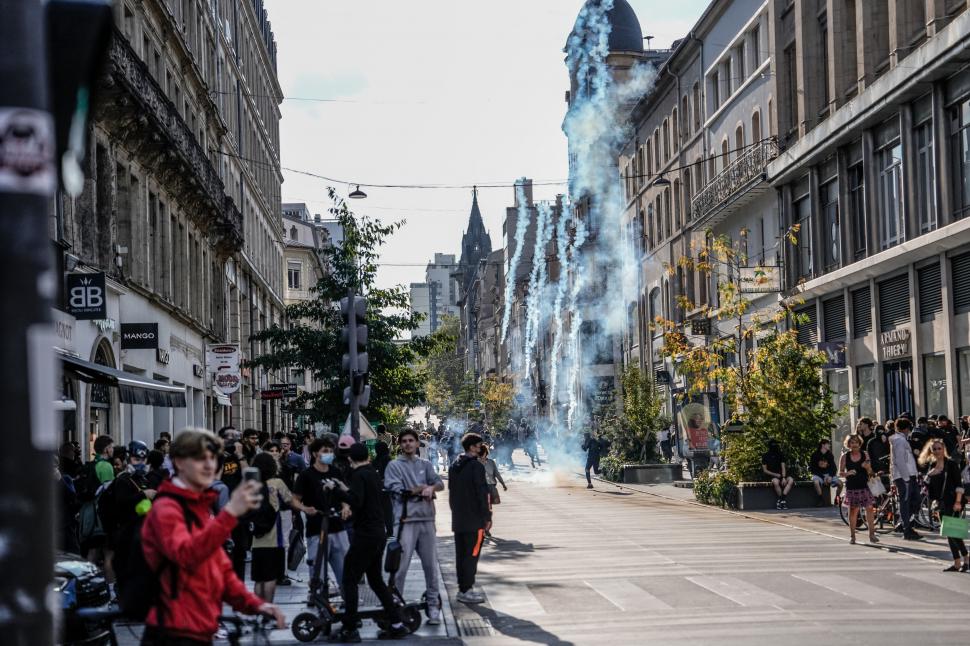 Alertă de gradul zero în Franța. Protestatarii s-au îmbrâncit cu jandarmii la Paris. La Lyon, au aruncat cu proiectile în polițiști 1108365