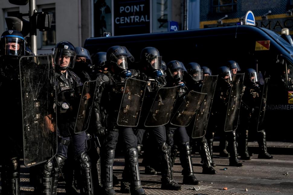 Alertă de gradul zero în Franța. Protestatarii s-au îmbrâncit cu jandarmii la Paris. La Lyon, au aruncat cu proiectile în polițiști 1108366