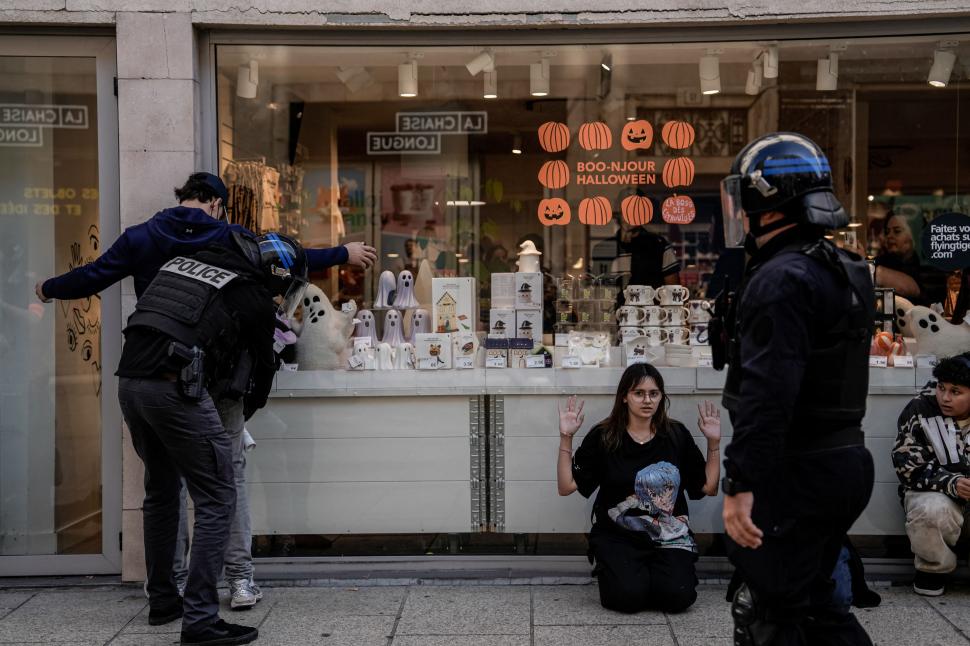 Alertă de gradul zero în Franța. Protestatarii s-au îmbrâncit cu jandarmii la Paris. La Lyon, au aruncat cu proiectile în polițiști 1108367