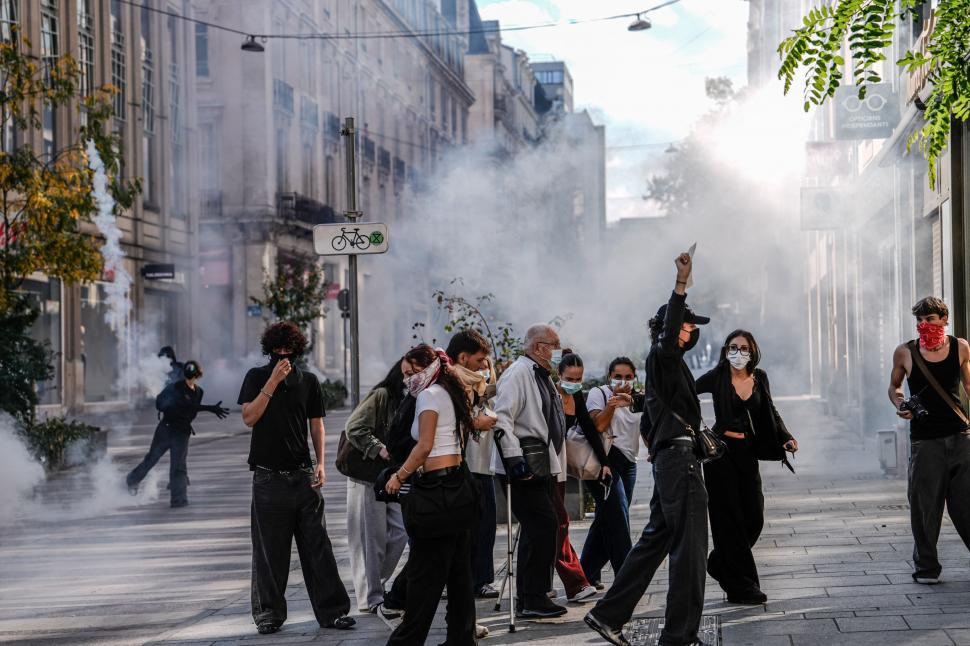 Alertă de gradul zero în Franța. Protestatarii s-au îmbrâncit cu jandarmii la Paris. La Lyon, au aruncat cu proiectile în polițiști 1108368