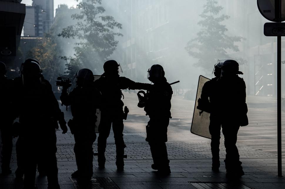Alertă de gradul zero în Franța. Protestatarii s-au îmbrâncit cu jandarmii la Paris. La Lyon, au aruncat cu proiectile în polițiști 1108369