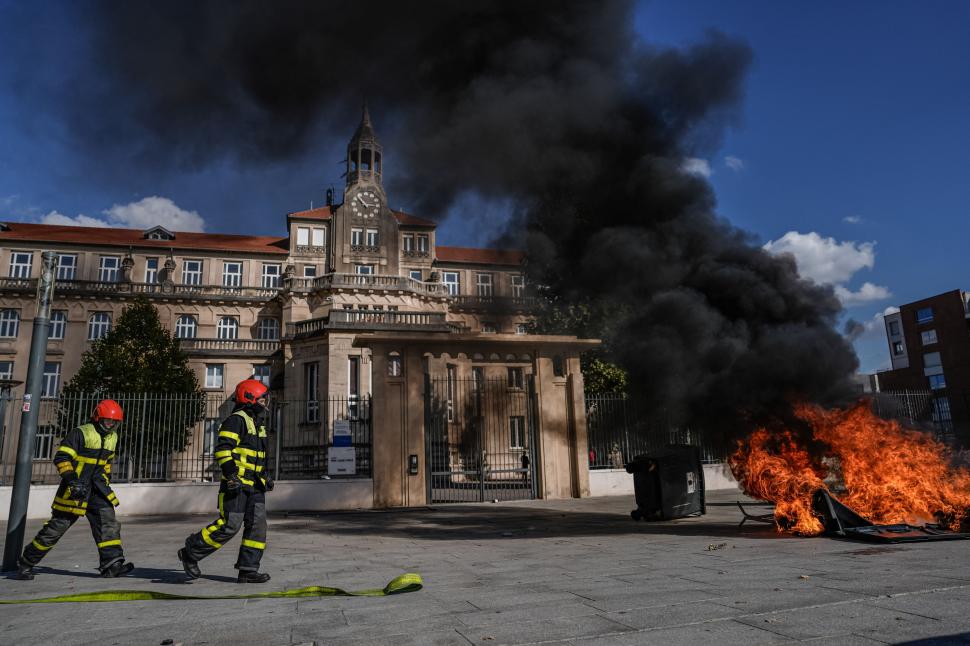 Alertă de gradul zero în Franța. Protestatarii s-au îmbrâncit cu jandarmii la Paris. La Lyon, au aruncat cu proiectile în polițiști 1108371