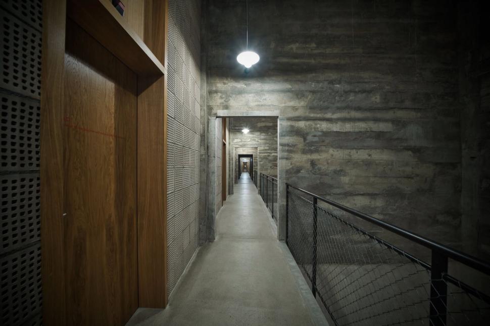 În 1912, era umplut cu boabe de cacao. Acum, un fost siloz din Elveția are hostel, restaurant și birouri în cele 42 de tuburi de beton 1108419
