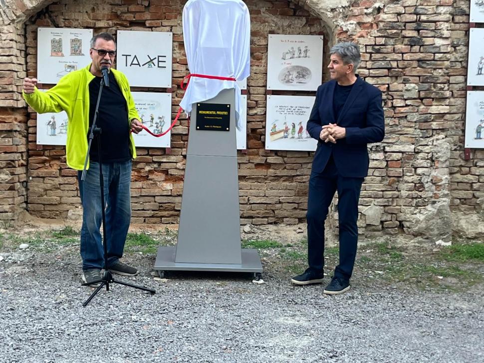 Primul "Monument al Prostiei" din lume a fost inaugurat la Brăila. Ce simbol a ales caricaturistul Costel Pătrășcan  1108548