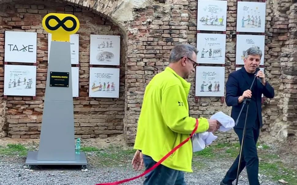 Primul "Monument al Prostiei" din lume a fost inaugurat la Brăila. Ce simbol a ales caricaturistul Costel Pătrășcan  1108550