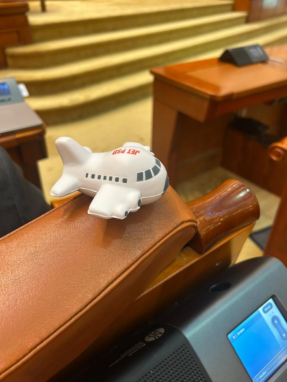 Circ în Parlament. USR a venit cu avioane de jucărie și pancarte. Manole s-a certat cu Drulă: "Aveți o mare problemă de înțelegere" 1108646