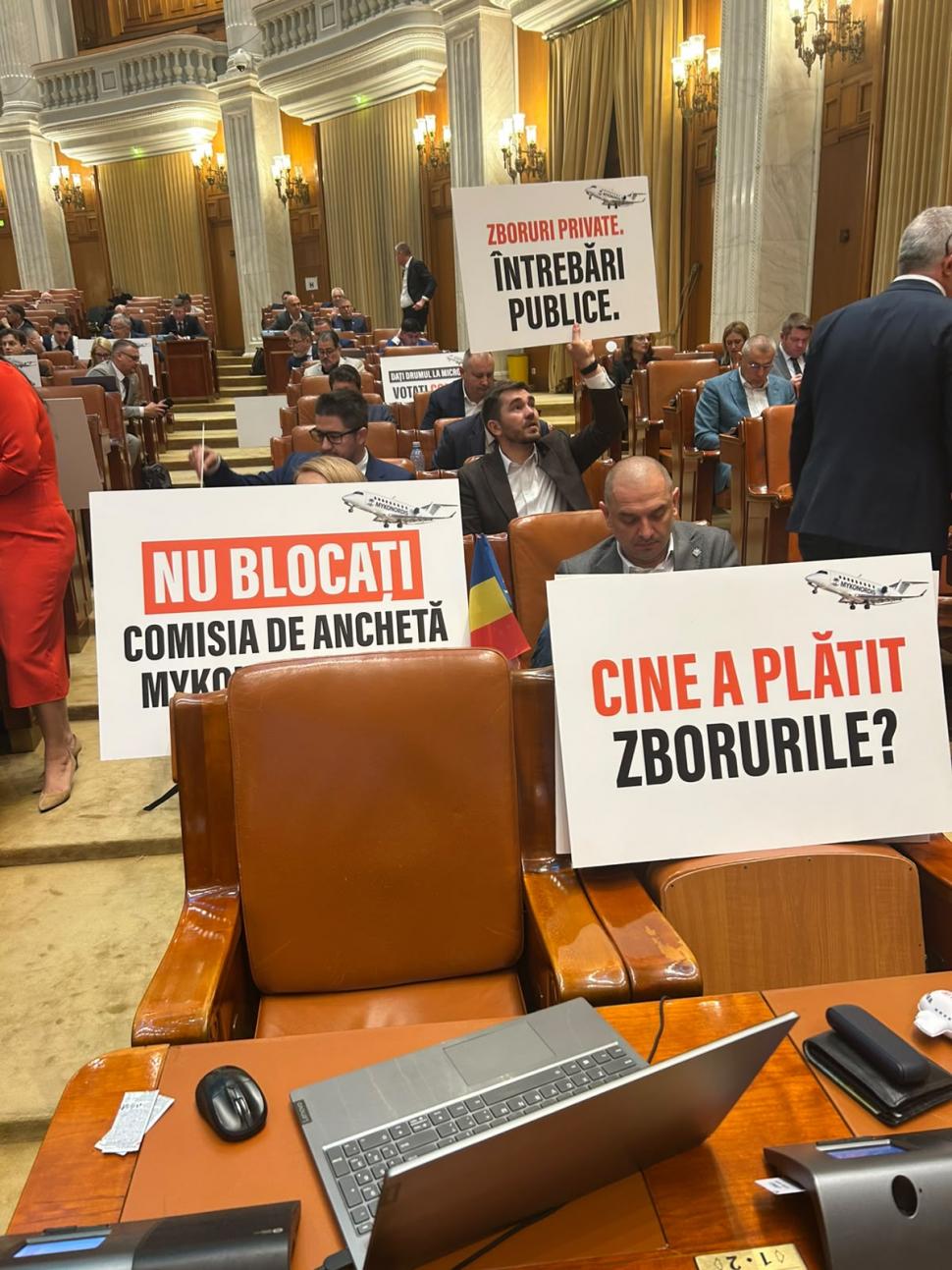 Circ în Parlament. USR a venit cu avioane de jucărie și pancarte. Manole s-a certat cu Drulă: "Aveți o mare problemă de înțelegere" 1108647