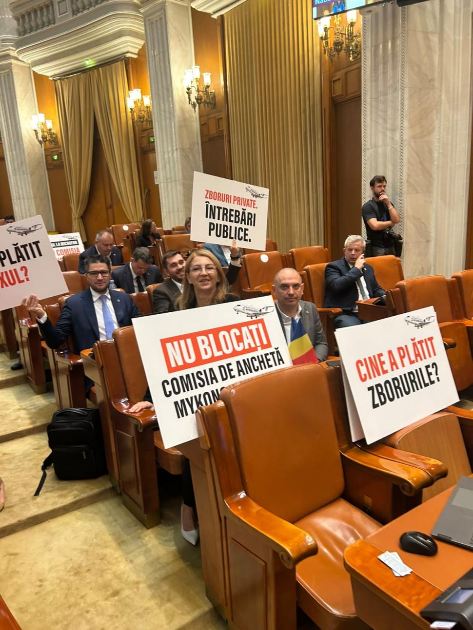 Circ în Parlament. USR a venit cu avioane de jucărie și pancarte. Manole s-a certat cu Drulă: "Aveți o mare problemă de înțelegere" 1108648