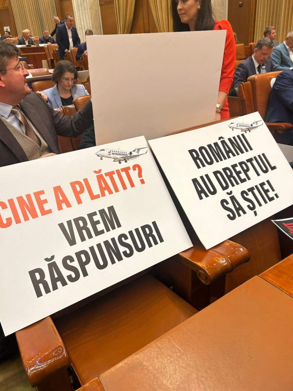 Circ în Parlament. USR a venit cu avioane de jucărie și pancarte. Manole s-a certat cu Drulă: "Aveți o mare problemă de înțelegere" 1108649