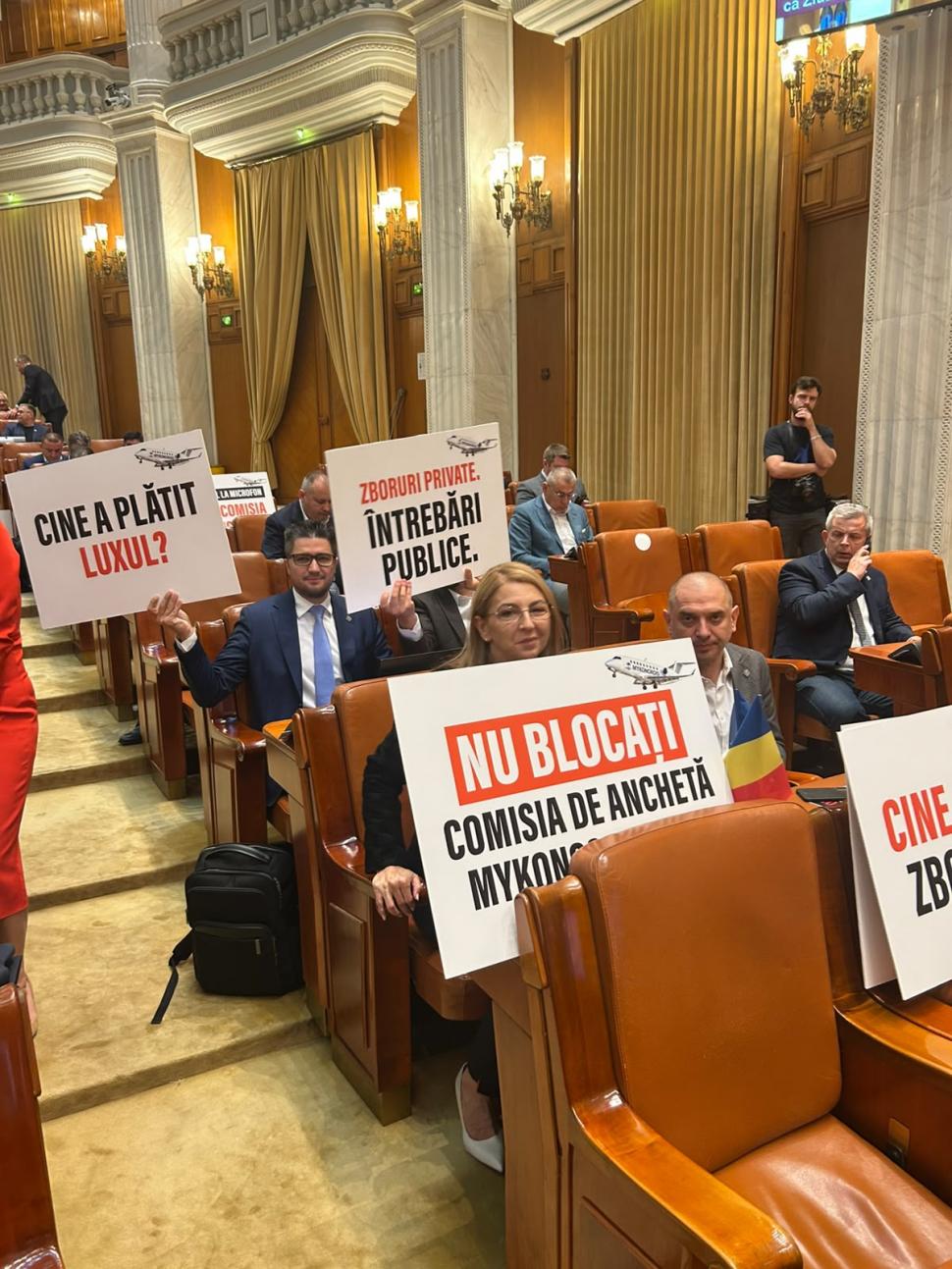 Circ în Parlament. USR a venit cu avioane de jucărie și pancarte. Manole s-a certat cu Drulă: "Aveți o mare problemă de înțelegere" 1108650