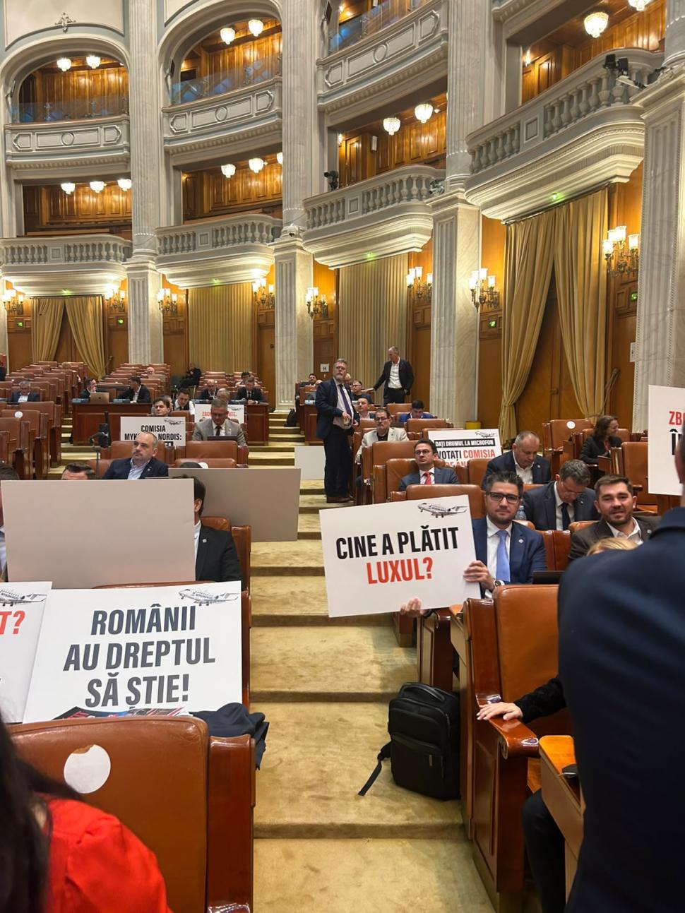 Circ în Parlament. USR a venit cu avioane de jucărie și pancarte. Manole s-a certat cu Drulă: "Aveți o mare problemă de înțelegere" 1108651