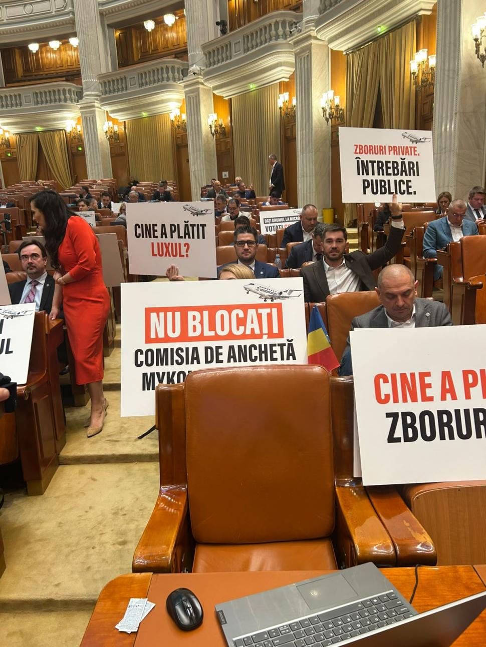 Circ în Parlament. USR a venit cu avioane de jucărie și pancarte. Manole s-a certat cu Drulă: "Aveți o mare problemă de înțelegere" 1108652