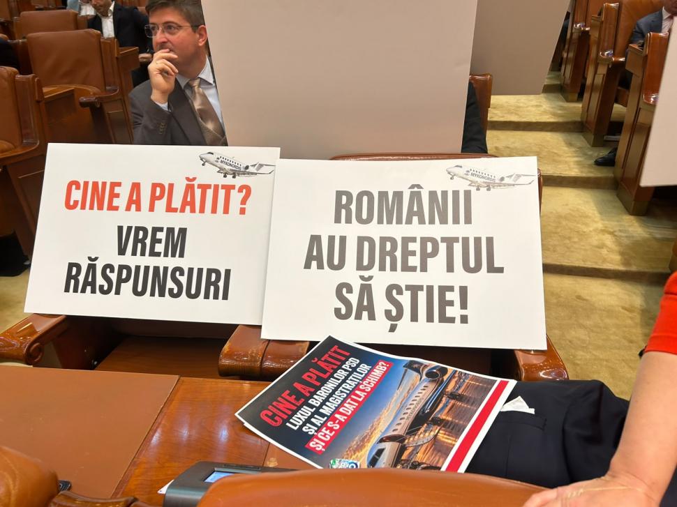 Circ în Parlament. USR a venit cu avioane de jucărie și pancarte. Manole s-a certat cu Drulă: "Aveți o mare problemă de înțelegere" 1108653