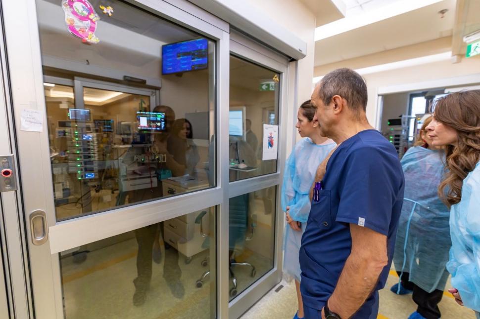 Mirabela Grădinaru a vizitat Clinica de Terapie Intensivă nou-născuţi de la "Marie Curie". Ce le-a spus medicilor şi asistentelor 1108939