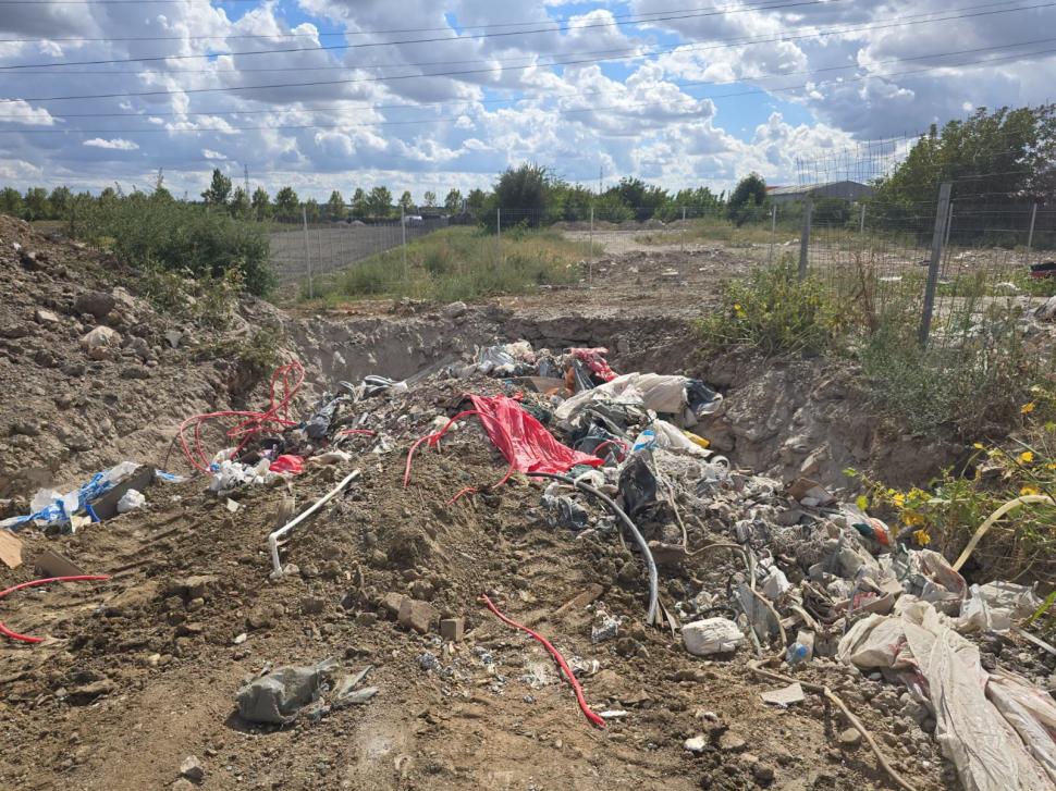 O firmă a depozitat și îngropat 800 de metri cubi de deșeuri pe Splaiul Unirii din Capitală. A fost amendată cu peste 200.000 de lei 1108920