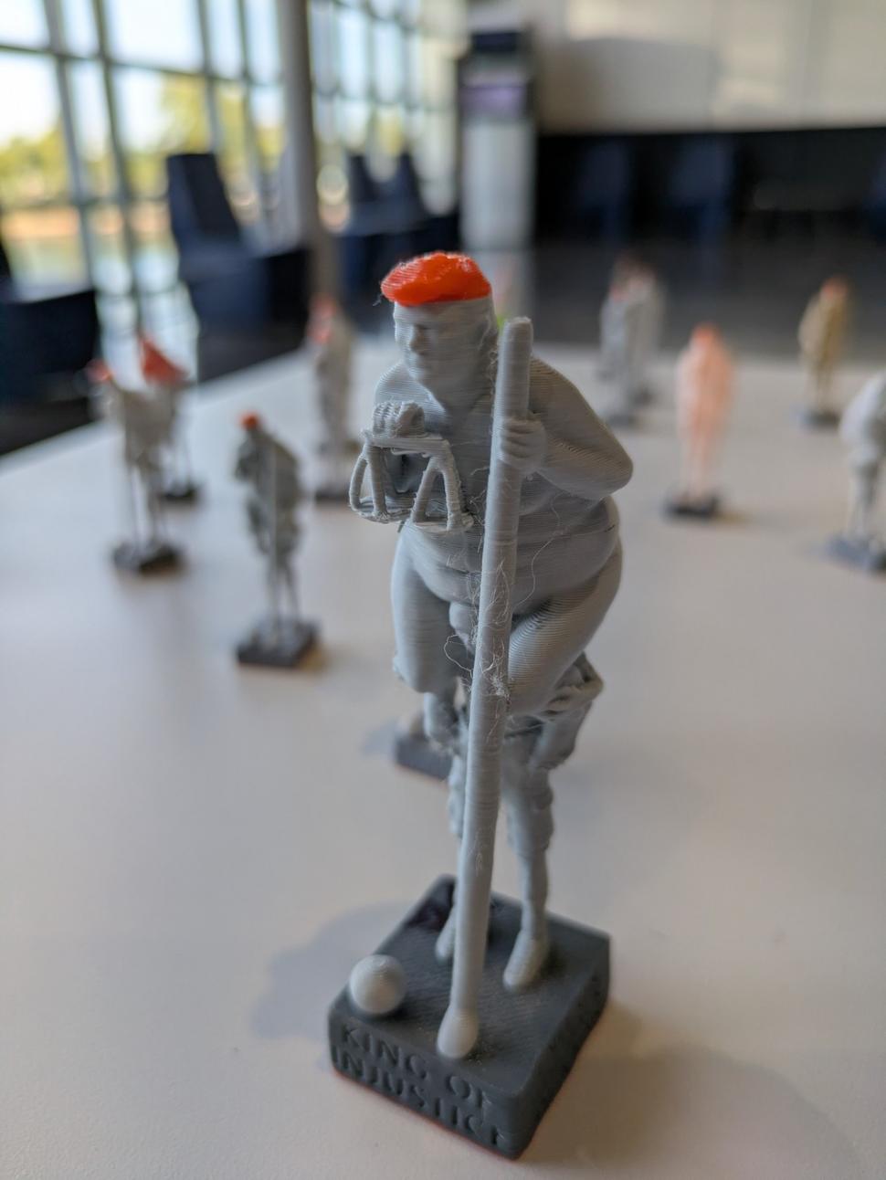 O statuie cu Donald Trump gol, placată cu aur, a fost expusă în Parlamentul European, la Strasbourg. Cine a creat-o și ce mesaj conține 1108851