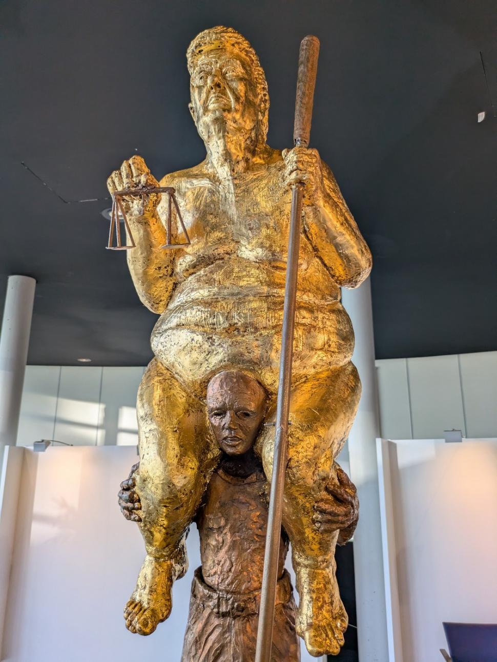 O statuie cu Donald Trump gol, placată cu aur, a fost expusă în Parlamentul European, la Strasbourg. Cine a creat-o și ce mesaj conține 1108852