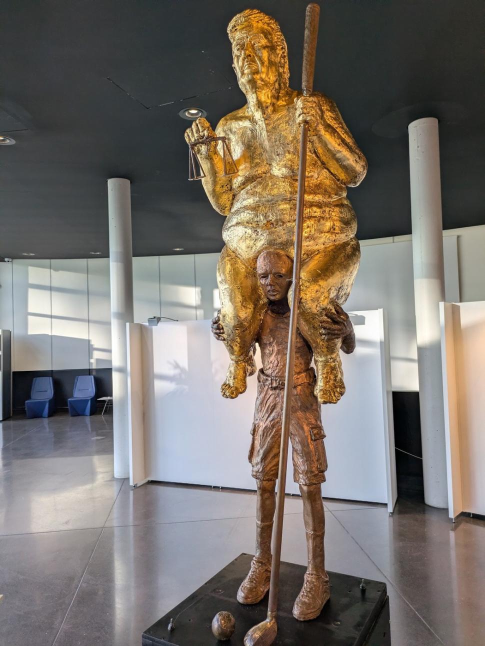 O statuie cu Donald Trump gol, placată cu aur, a fost expusă în Parlamentul European, la Strasbourg. Cine a creat-o și ce mesaj conține 1108854