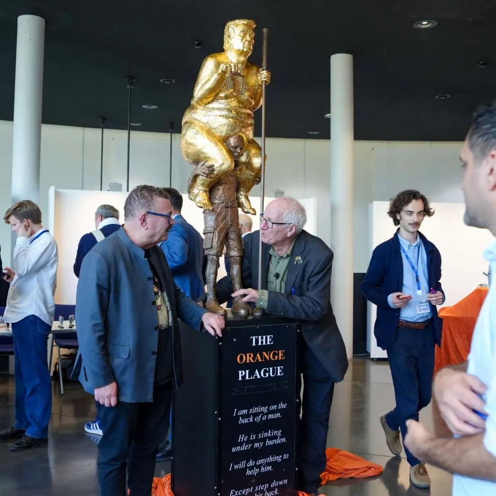 O statuie cu Donald Trump gol, placată cu aur, a fost expusă în Parlamentul European, la Strasbourg. Cine a creat-o și ce mesaj conține 1108856