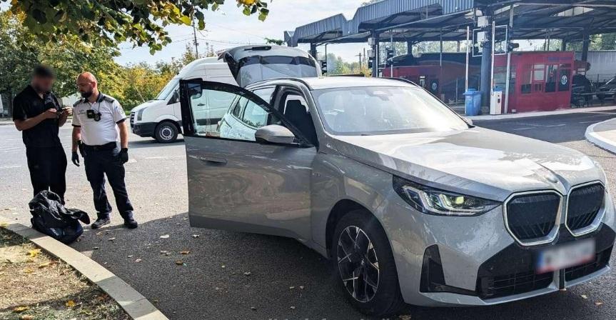 Cum arată BMW-ul de 60.000 de euro pe care poliţiştii l-au confiscat la vama Sculeni. Maşina ar fi fost furată din Polonia 1109163