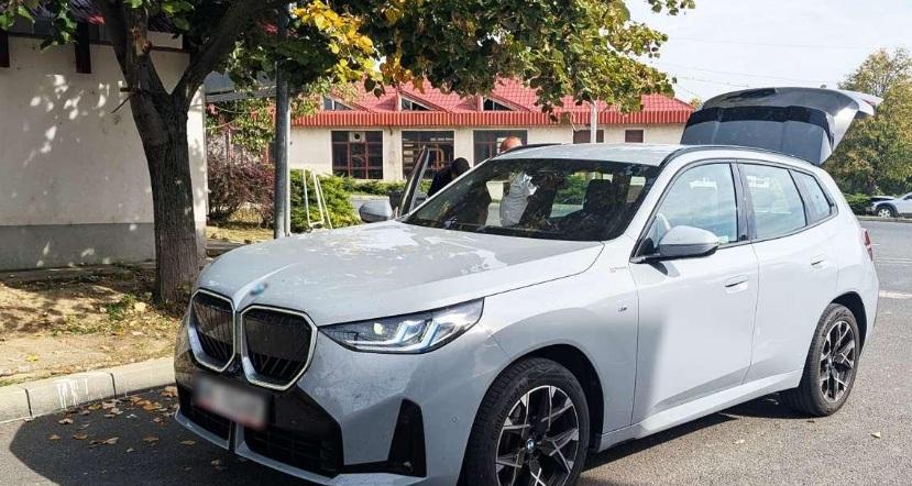 Cum arată BMW-ul de 60.000 de euro pe care poliţiştii l-au confiscat la vama Sculeni. Maşina ar fi fost furată din Polonia 1109164