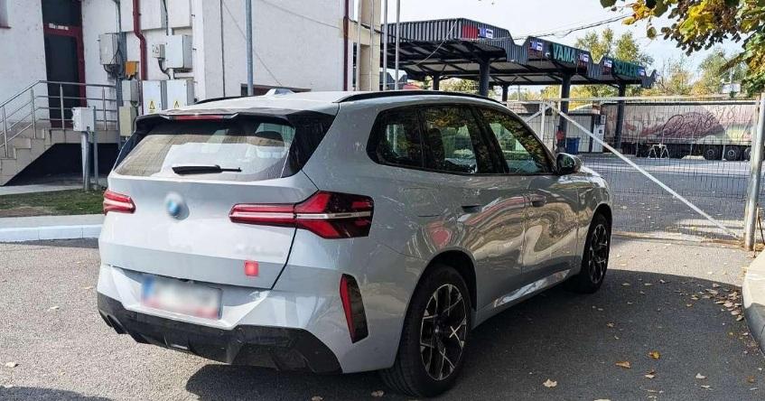 Cum arată BMW-ul de 60.000 de euro pe care poliţiştii l-au confiscat la vama Sculeni. Maşina ar fi fost furată din Polonia 1109165