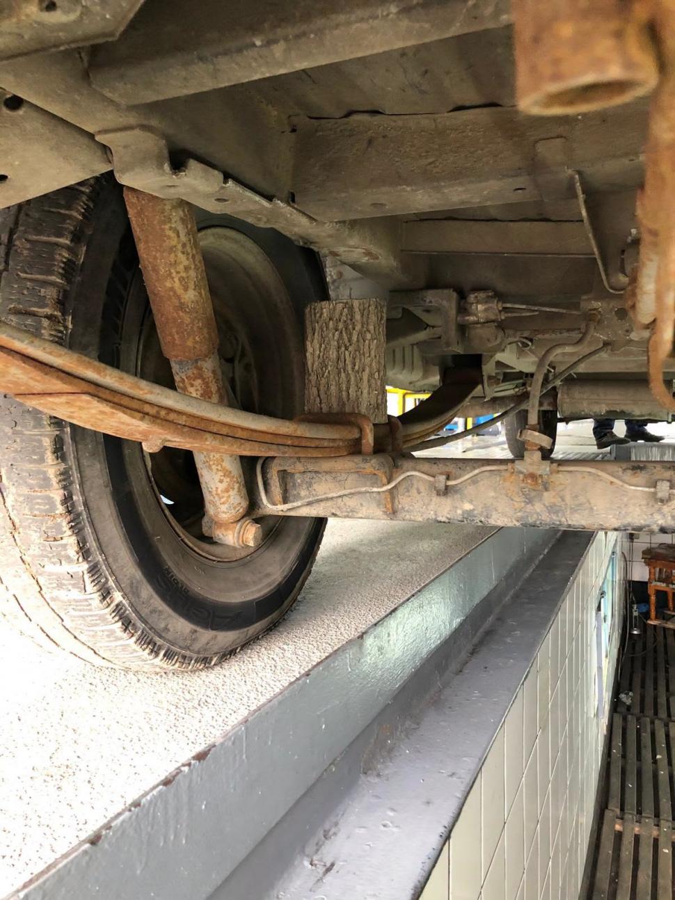 RAR a publicat imagini şocante cu maşinile care vin la verificări. De la buturugi în loc de suspensii la ţevi înfipte în evacuare 1109191