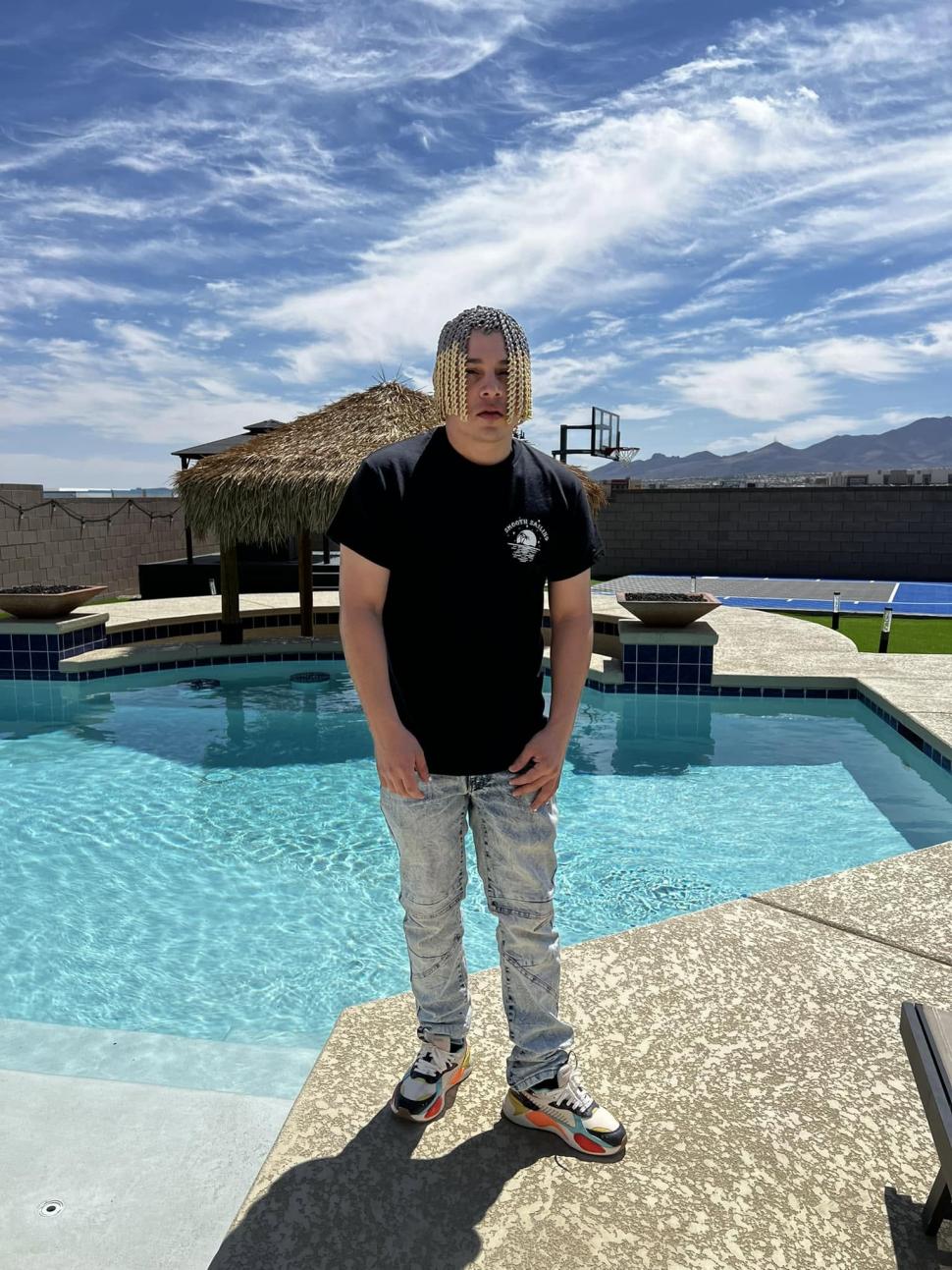 Un cunoscut rapper mexican și-a înlocuit tot părul cu lanțuri de aur: Cum arată „coafura” pe care puțini ar îndrăzni să o încerce 1109233