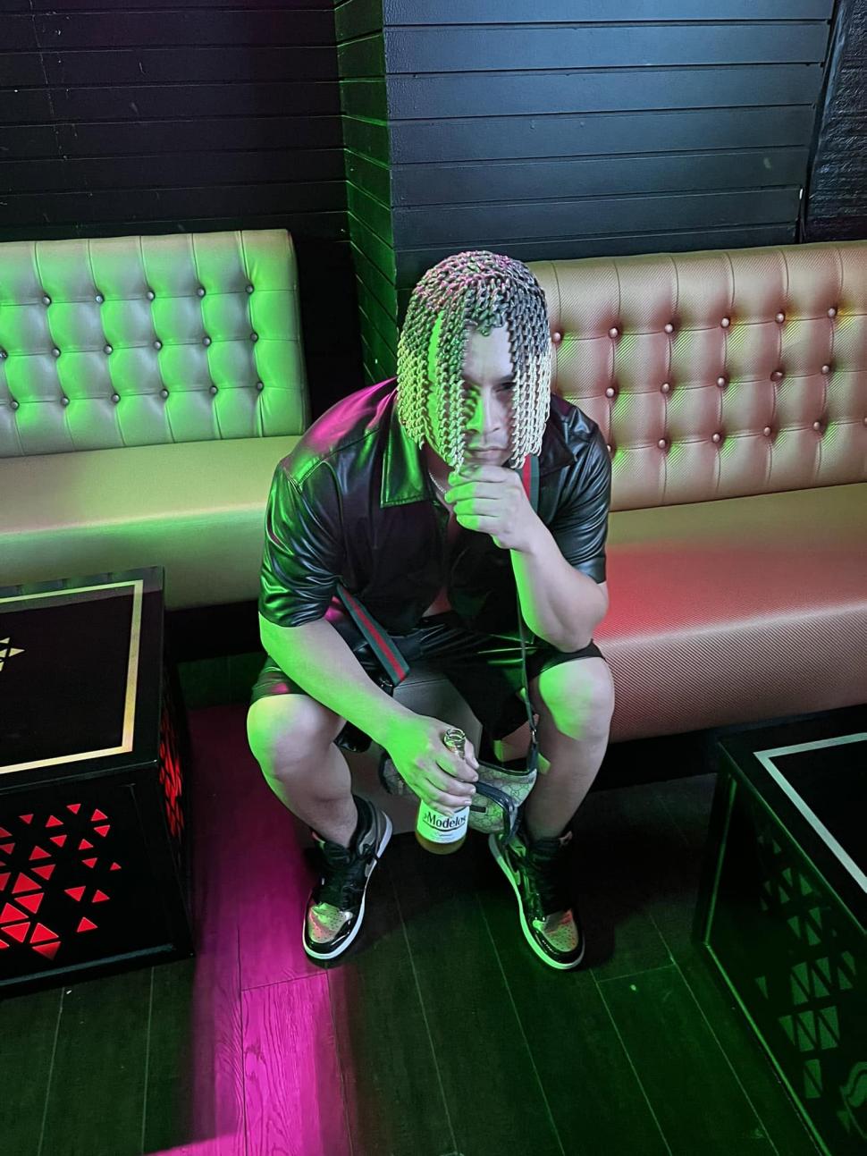 Un cunoscut rapper mexican și-a înlocuit tot părul cu lanțuri de aur: Cum arată „coafura” pe care puțini ar îndrăzni să o încerce 1109234