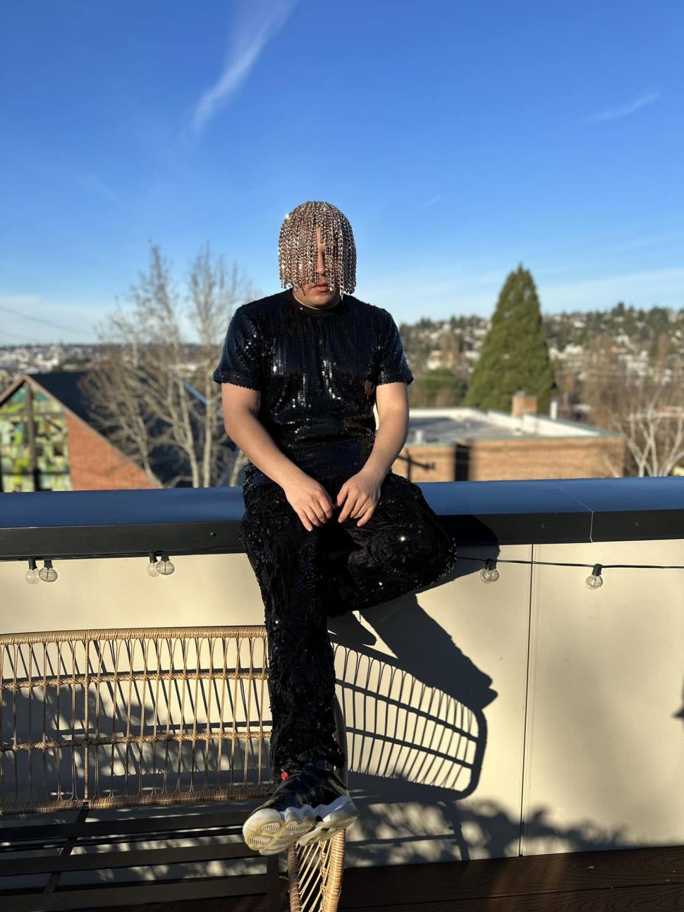 Un cunoscut rapper mexican și-a înlocuit tot părul cu lanțuri de aur: Cum arată „coafura” pe care puțini ar îndrăzni să o încerce 1109235