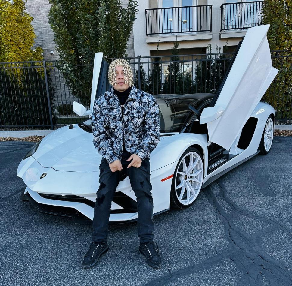 Un cunoscut rapper mexican și-a înlocuit tot părul cu lanțuri de aur: Cum arată „coafura” pe care puțini ar îndrăzni să o încerce 1109236