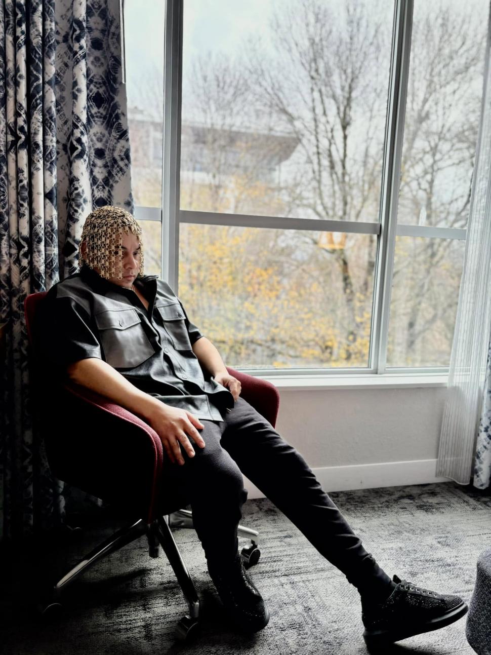 Un cunoscut rapper mexican și-a înlocuit tot părul cu lanțuri de aur: Cum arată „coafura” pe care puțini ar îndrăzni să o încerce 1109238