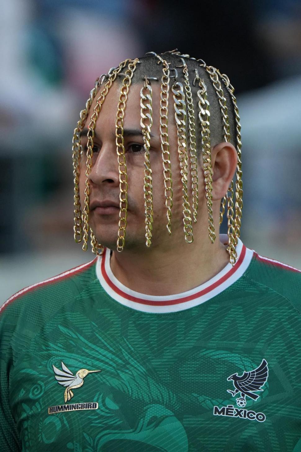 Un cunoscut rapper mexican și-a înlocuit tot părul cu lanțuri de aur: Cum arată „coafura” pe care puțini ar îndrăzni să o încerce 1109239