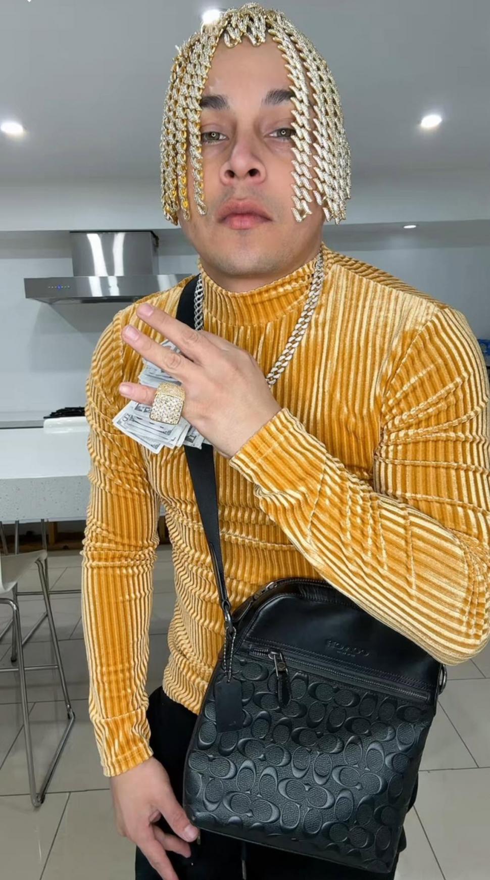 Un cunoscut rapper mexican și-a înlocuit tot părul cu lanțuri de aur: Cum arată „coafura” pe care puțini ar îndrăzni să o încerce 1109240