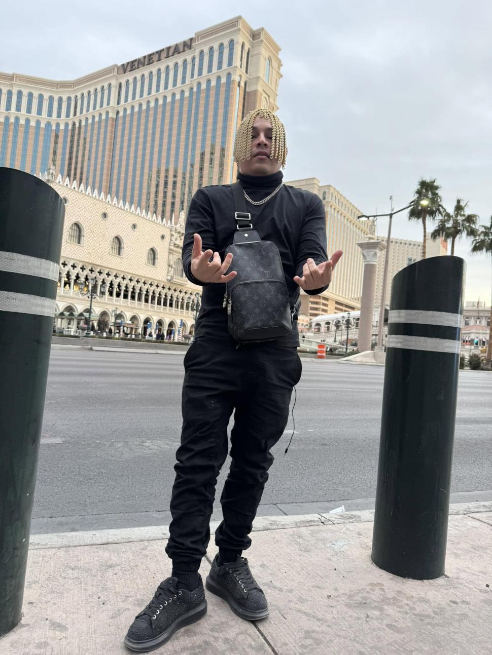 Un cunoscut rapper mexican și-a înlocuit tot părul cu lanțuri de aur: Cum arată „coafura” pe care puțini ar îndrăzni să o încerce 1109241