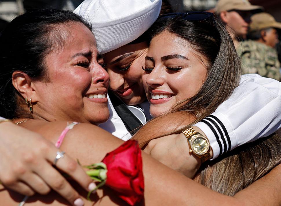 Imagini emoționante în San Diego. Ruginit, portavionul USS Abraham Lincoln s-a întors în port, după o misiune dramatică de 322 de zile 1109344